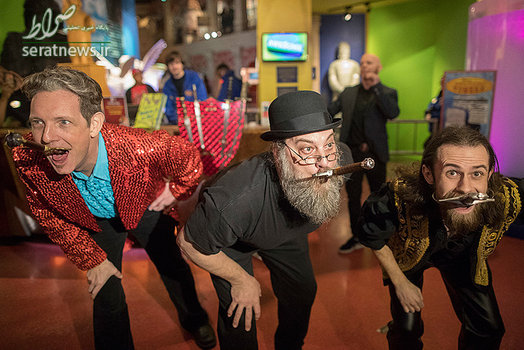 بلعیدن شمشیر در میدان تایمز نیویورک