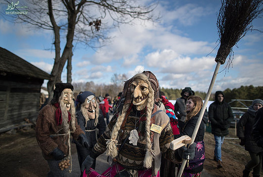 شرکت کنندگان در کارناوالی در شمال ویلنیوس لیتوانی