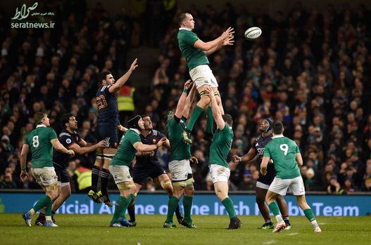 پرش بلند دوین تونر راگبی باز تیم ایرلند در جریان دیدار با تیم فرانسه در دوبلین