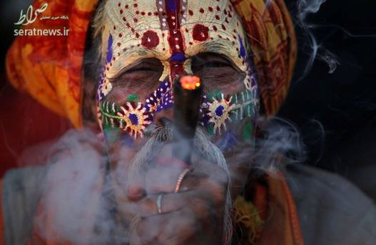 مرد مقدس هندو در حال کشیدن ماری جوانا در معبدی در کاتماندو