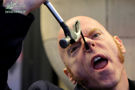 در جریان برگزاری جشن روز جهانی شمشیر در منهتن نیویورک شرکت کننده ای یک میخ را به وسیله چکش در دماغ خود فرو کرد