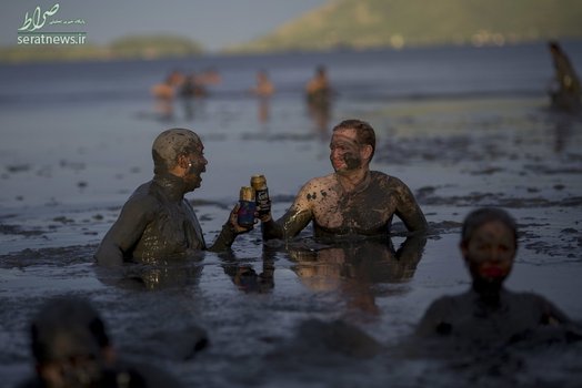 شنا و آبجو خوری در گل ولای در کارناوال برزیل