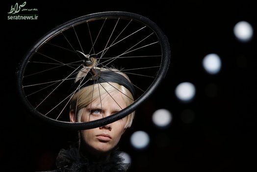 مدلی با چرخ بر سر در طول هفته مد در میلان