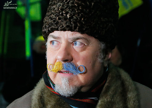 یک معترض با سبیل هایی به رنگ پرچم اوکراین در جریان تظاهرات به مناسبت سومین سالگرد الحاق کریمه به روسیه