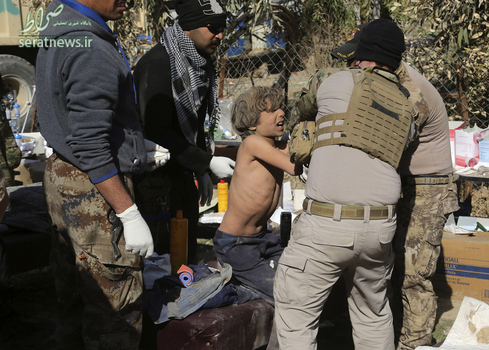 امدادگران ارتش عراق در حال مداوای غیرنظامیان مجروح در سمت غربی موصل