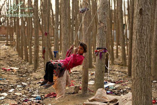 تاب بازی یک کودک کشمیری در سرینگر