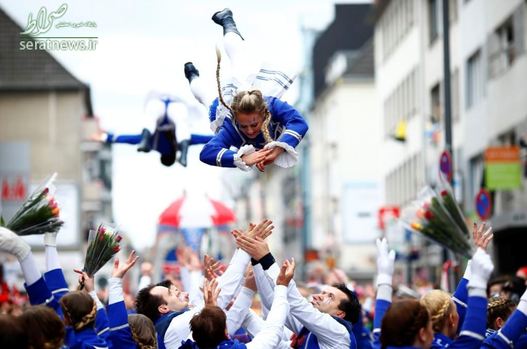 یک گروه رقص شرکت کننده در کارناوال دوشنبه سرخ در شهر کلن آلمان