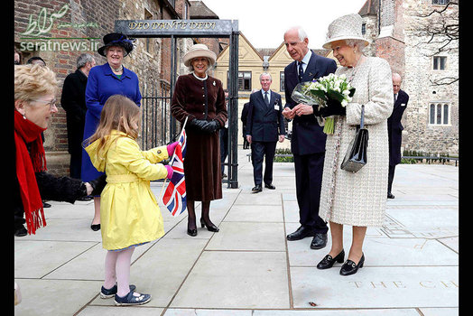 ملکه الیزابت انگلیس و شاهزاده فیلیپ در مراسم افتتاح یک مؤسسه در لندن