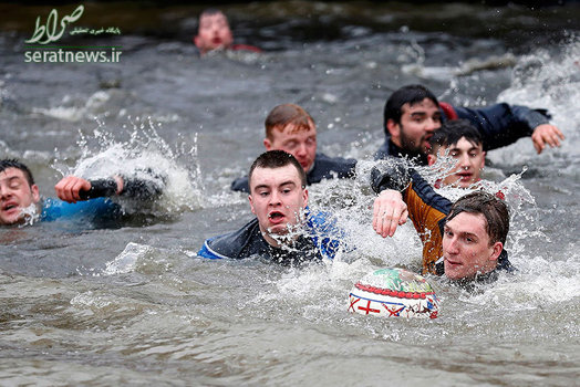 مسابقه سنتی فوتبال با توپ چرم در آب -  اشبورن، انگلیس