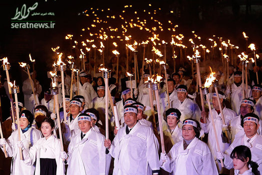 راهپیمایی مردم کره جنوبی با لباس سنتی و حمل مشعل به مناسبت جشن روز استقلال از حکومت استعماری ژاپن