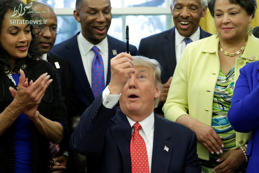 نگاه ترامپ رییس جمهور آمریکا به قلمش پس از امضای یک فرمان اجرایی در کاخ سفید