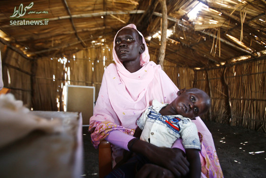 زن پناهجوی سودانی به همراه کودکش  در مقر صلیب سرخ 