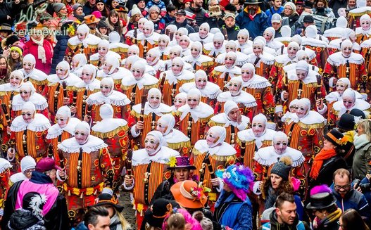 شرکت کنندگان با لباس سنتی در کارناوال د بنش، در 2003، این رویداد منحصر به فرد توسط یونسکو به عنوان میراث فرهنگی و معنوی بشر به رسمیت شناخته شد