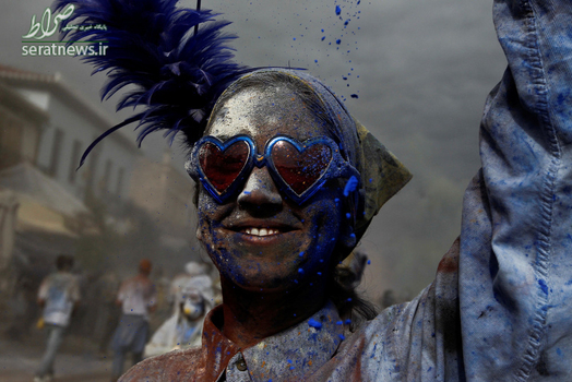 جنگ آرد رنگارنگ در کارناوال سنتی یونان