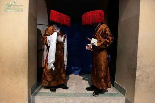 مردان تبتی آماده انجام یک رقص سنتی در رو سوم جشن سال نو در کاتماندو