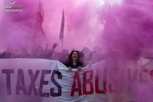 تظاهرات بیش از چهار هزار دانشجوی اسپانیایی در اعتراض به افزایش شهریه در خیابان های بارسلون