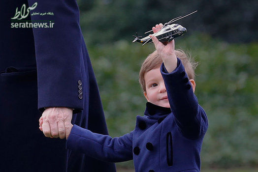 جوزف کوشنر نوه دونالد ترامپ با یک مدل از زیردریایی در کاخ سفید 