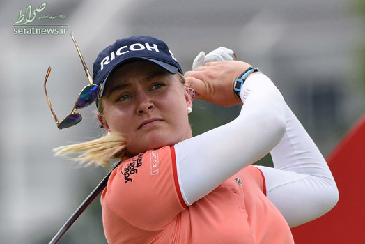 لحظه افتادن عینک چارلی هال گلف باز انگلیسی در طول مسابقات گلف قهرمانی زنان جهان در سنگاپور