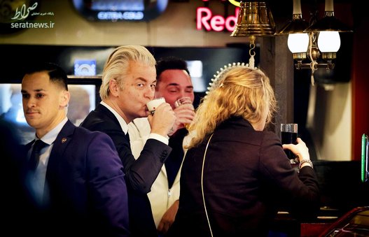 خیرت ویلدرس سیاستمدار افراطی و ضد اسلامی هلند در حال خوردن نوشیدنی در یک کافه