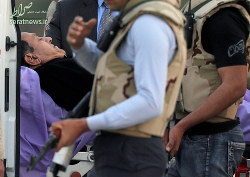 حسنی مبارک دیکتاتور مصر بر روی یک تخت بیمارستان پس از بازگشت از محاکمه، مبارک از اتهام قتل تظاهرکنندگان در طول انقلاب مصر تبرئه شد