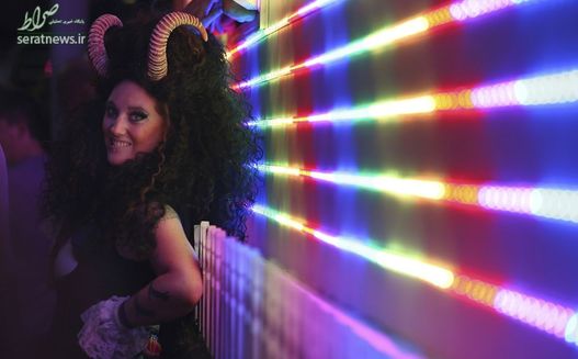 یکی از شرکت کنندگان در مراسم سالانه رژه دگرباشان جنسی در سیدنی استرالیا