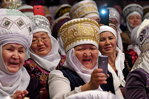 زنان قرقیزستانی با پوشیدن لباس های سنتی در جشنواره لباس ملی بیشکک شرکت کردند