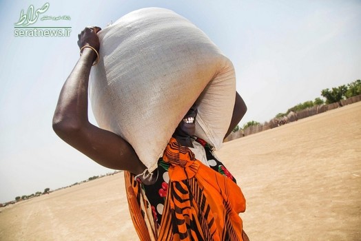 خوشحالی یک زن قحطی زده پس از دریافت کیسه مواد غذایی از سازمان های بین المللی در سودان جنوبی