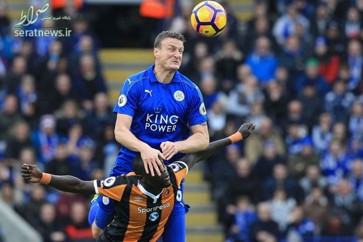 پرش روبرت هوت مدافع لسترسیتی روی عمر نیاسی مهاجم سنگالی هال سیتی