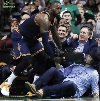 برخورد لبران جیمز بسکتبالیست سرشناس آمریکایی تیم کلیولند کاوالیرز با یک فیلمبردار