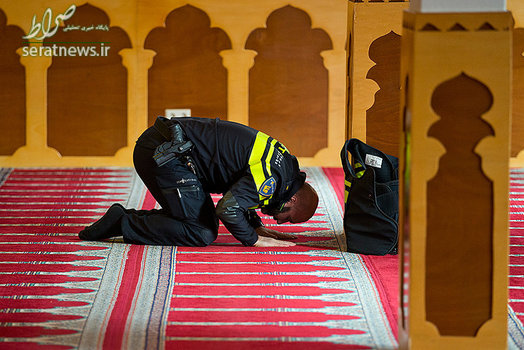 نماز خواندن یک افسر پلیس هنلدی در مسجد آل کبیر آمستردام 