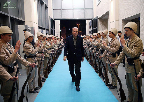 خوش آمدگویی جوان ترکیه ای در لباس قدیمی از رجب طیب اردوغان رییس جمهور ترکیه در استانبول