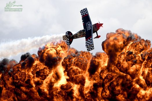 پرواز مقابل یک دیواره آتش در نمایشگاه هوایی بین المللی در شهر ملبورن استرالیا