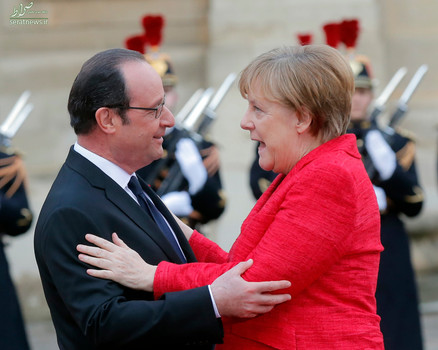 آنگلا مرکل صدر اعظم آلمان در آغوش فرانسوا اولاند رییس جمهور فرانسه