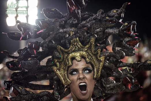 یک رقصنده سامبا که از برندگان رژه کارناوال ریو 2017 شد