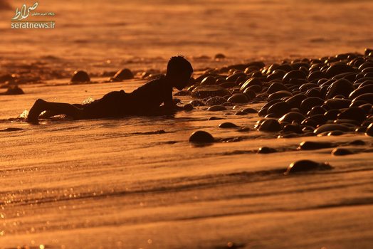 یک پسر خوابیده بر روی شن و ماسه ساحل پرو 