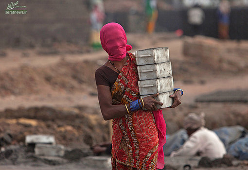 کار گردن یک زن هندی در کوره آچرپزی - حیدرآباد، هند