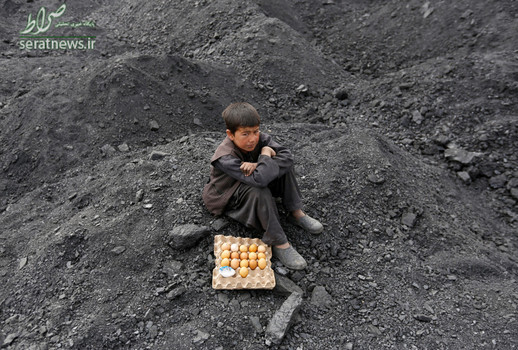 پسر افغان در یک معدن زغال سنگ در حومه کابل تخم مرغ آب پز می فروشد