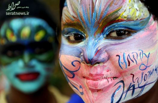 دختران هندی با چهره رنگ شده در روز جهانی زنان