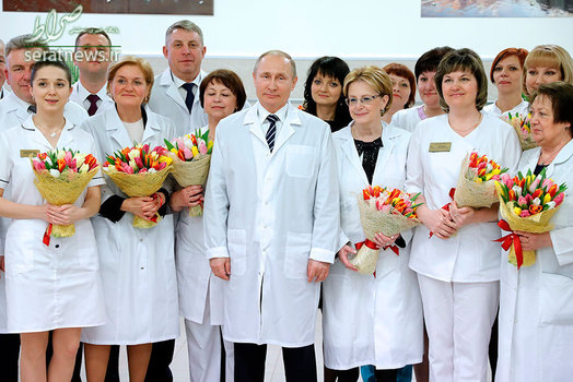  ولادیمیر پوتین رییس جمهور روسیه در جریان بازدید از مرکز تازه تأسیس زایمان لباس پزشکان را به تن کرد - بریانسک، جنوب غرب مسکو