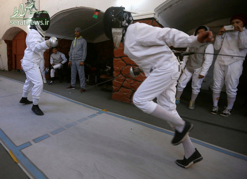 دختران افغان در یک باشگاه شمشیربازی در کابل