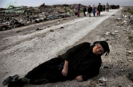 یک زن عراقی از پا فتاده در غرب موصل