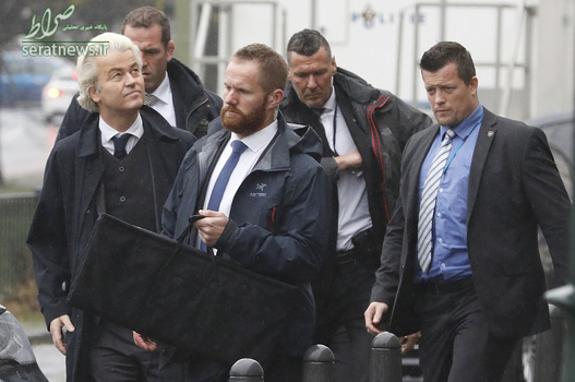 شرکت خیرت ویلدرس سیاستمدار هلندی با محافظانش در یک تظاهرات مقابل سفارت ترکیه در لاهه هلند