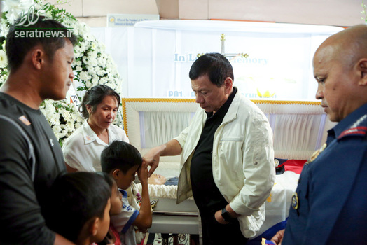 بوسیدن دست رییس جمهور فیلیپین