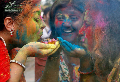 دانشجویان دختر هندی در جشنواره رنگ هولی در محوطه دانشگاه کلکته