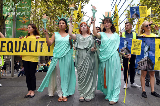 اعتراض زنان در لباس مجسمه آزادی به سیاست های مهاجرتی دونالد ترامپ رییس جمهور آمریکا - سیدنی، استرالیا