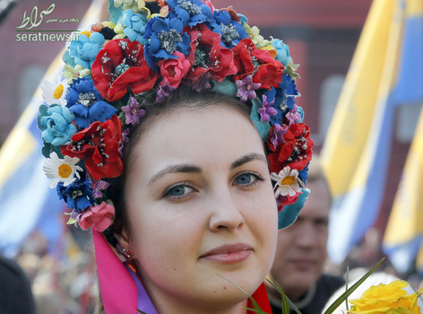 یک زن اوکراینی در مراسم دویست و سومین سالگرد تولد  تاراس شوچنکو شاعر و هنرمند مشهور این کشور لبا منجق و پولک دوز سنتی پوشیده