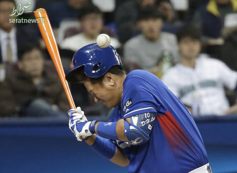 لحظه اصابت توپ بیسبال به سر لی دائه هو بازیکن کره ای در سئول