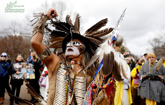 اعتراض یک فعال و رقصنده بومی از قبیله لاکوتا در مخالفت با طرح احداث خط لوله داکوتا مقابل کاخ سفید