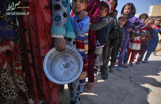 صف کودکان آواره عراقی برای دریافت جیره غزایی در محله تل الرمان موصل