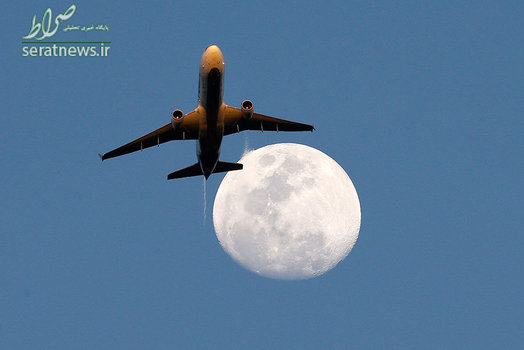 عبور هواپیما از مقابل ماه در آسمان کالیفرنیا